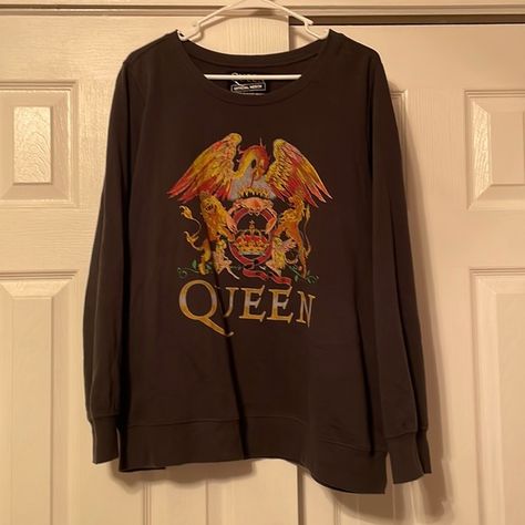 Torrid Queen band Sweater Queen Band Shirt, Band Sweater, Band Tee Outfits, Queen Logo, Queen Outfits, Band Outfits, Marvel Clothes, Queen Aesthetic, Alt Outfits