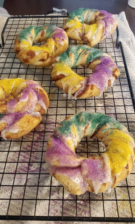 Gluten Free King Cake, Mardi Gras Desserts, King Cake Recipe Easy, King Cake Recipe, King Cake Baby, Mardi Gras King Cake, Rich Cake, Mardi Gras Food, Caramel Crunch