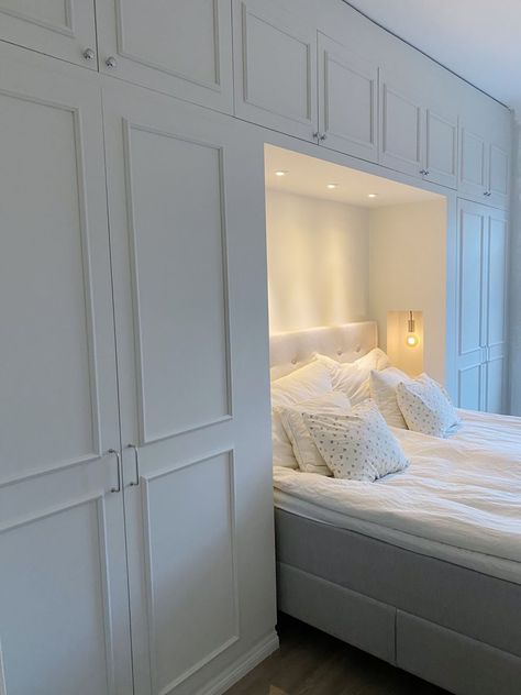 Small Garderobe Room, Bedroom Mdf Design, Bedroom Overhead Storage, Bedroom Garderobe, Built In Bedroom Cabinets Around Bed, Wardrobe Sofa, Bedroom Built Ins, Small Bedroom Interior, Bedroom Built In Wardrobe