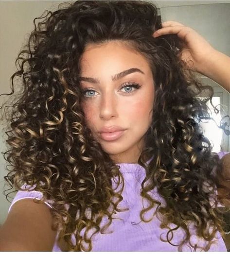 #CurlyHair #CurlyHairstyles #FrizzyHairstylescurly hairstyle bridesmaid curly hairstyle bangs curly hairstyle hollywood actress Sunkissed Highlights Curly Hair, Sunkissed Curly Hair, Curly Highlights, Trendy We Fryzurach, Cute Curly Hairstyles, Haircuts For Curly Hair, Curly Girl Hairstyles, Curly Hair Cuts, Long Curly Hair