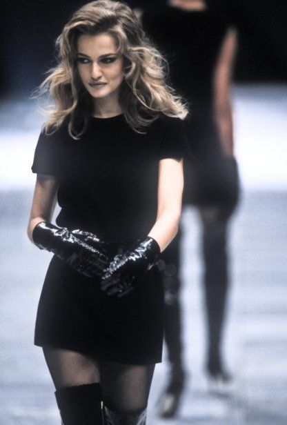 Karen Mulder, Versace Runway, Runway Show, Gianni Versace, Versace, A Woman, Gloves, Black Dress, Walking