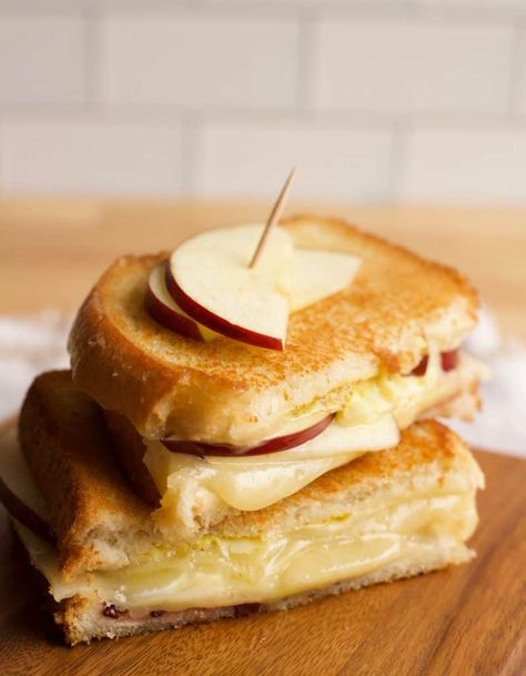 Apple Stuffed Sharp Cheddar Grilled Cheese Red Delicious Apples Recipes, Grilled Cheese With Apple, Gyro Recipes, Fancy Grilled Cheese Recipes, Cheddar Grilled Cheese, Fancy Grilled Cheese, Apple Sandwich, Fancy Cheese, Grilled Cheese Recipe