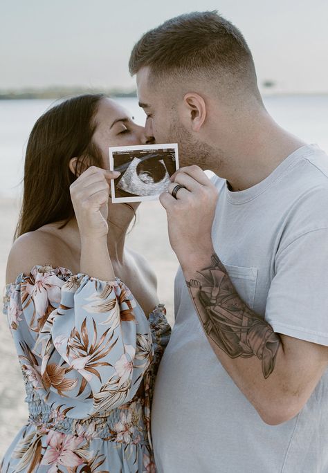 Couple Holding Sonogram, Photos With Ultrasound Picture, Couple Ultrasound Pictures, First Ultrasound Picture Ideas, Ultrasound Announcement Ideas, Sonogram Picture Ideas, Pregnancy Announcement Photoshoot Ideas, Sonogram Announcement, Sonogram Pregnancy Announcement