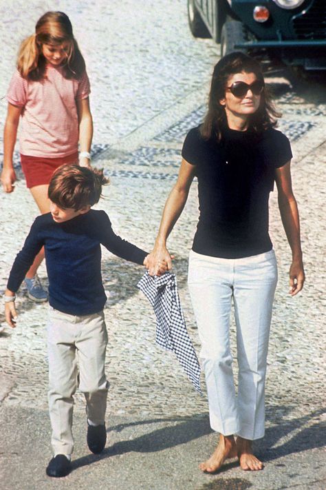 Jacqueline Kennedy, Size 10. Jackie O Style, Mode Prints, Lee Radziwill, Jackie Onassis, Walking Down The Street, Hollywood Reporter, Elegante Casual, Retro Mode, Jackie O