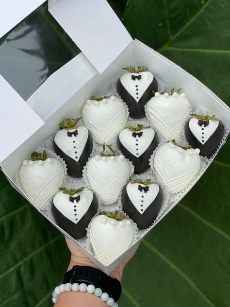 Bride Chocolate Covered Strawberries, Wedding Chocolate Covered Strawberries, Themed Chocolate Covered Strawberries, Memorable Wedding Favors, Chocolate Covered Desserts, Wedding Strawberries, Strawberry Box, Chocolate Covered Strawberry Recipe, Strawberry Treats