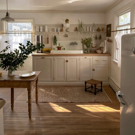 Lindsey Badenhop, Cozy Cottage Kitchen, Queen Anne House, Galley Style Kitchen, Kitchen Images, Cottage Kitchens, Cottage Interiors, Cottage Kitchen, Historic Home