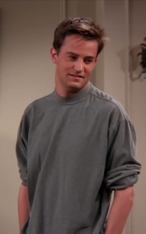 Chandler Bing Hairstyle, Chandler Bing Hair, Chandler Outfits, Luca Bish, Matt Leblanc, Friends Cast, Friends Season, Friends Series, Chandler Bing