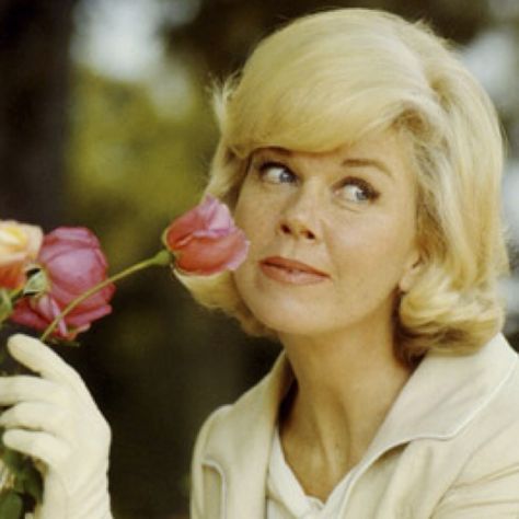 Doris day<3 Doris Day Movies, Eartha Kitt, Doris Day, Julie Andrews, Barbra Streisand, Olivia Newton John, She Movie, Day Quotes, Beauty Icons