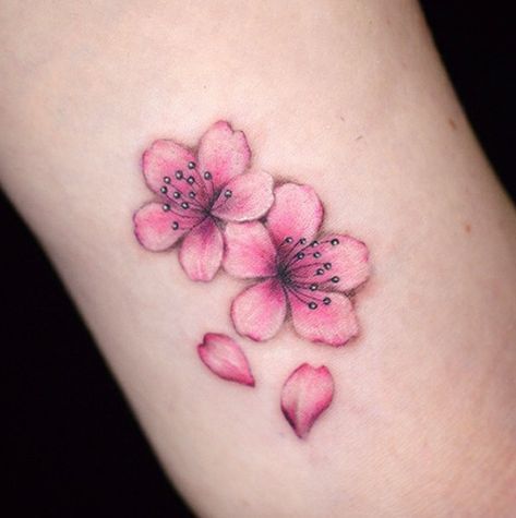 Wrist Tattoos Girls, Henne Tattoo, Sakura Tattoo, Flower Wrist Tattoos, Wrist Tattoos For Guys, Best Tattoos For Women, Flower Tattoo Sleeve, Geniale Tattoos, Small Wrist Tattoos