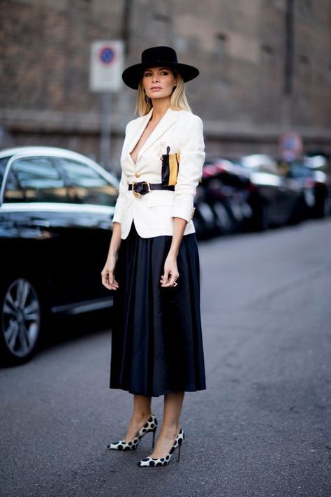 Skirt Styling, Milan Fashion Week Street Style, Elegante Casual, Mode Chic, Looks Street Style, Milan Fashion Weeks, Belted Jacket, Spring Street Style, Elegantes Outfit