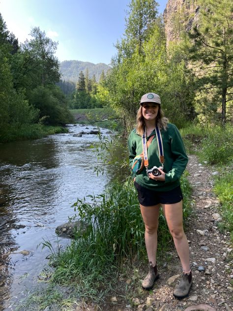 Hiking outfit Blundstone Hiking Outfit, Granola Girl Hiking Outfits, Cold Hiking Outfit Women, Girls Hiking Outfit, Cold Hiking Outfit, Spring Hiking Outfits, Aesthetic Person, Granola Life, Trekking Outfit Women