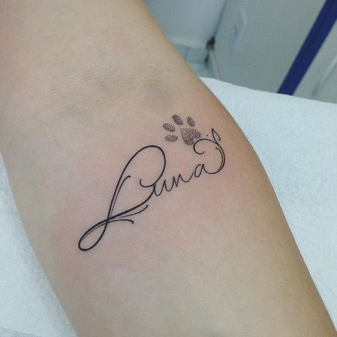 Nombre y Huella de Mascota - Tatuajes para Mujeres. Encuentra esta muchas ideas mas de Tattoos. Miles de imágenes y fotos día a día. Seguinos en Facebook.com/TatuajesParaMujeres! Luna Name, Luna Tattoo, Dog Memorial Tattoos, Pawprint Tattoo, Paw Tattoo, Inspiration Tattoos, Gorgeous Tattoos, Memorial Tattoos, Name Tattoo