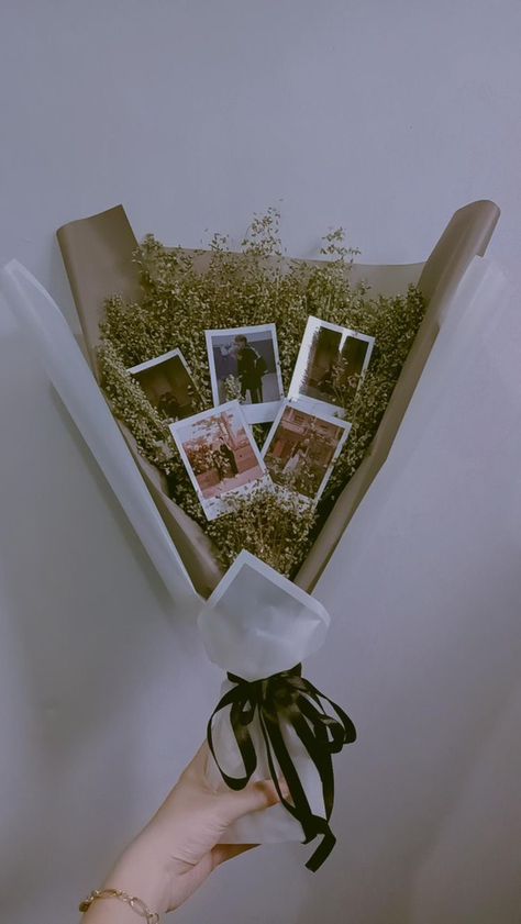 Flowers To Give Your Boyfriend, Picture Bouquet Diy, Flower For Boyfriend, Boyfriend Gifts Aesthetic, Flowers For Boyfriend, Anniversary Gift Aesthetic, San Valentin Aesthetic, Creative Gifts For Boyfriend Diy, Detalles Aesthetic