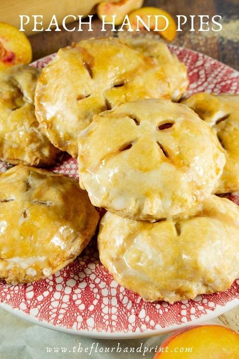 Mini Hand Pies, Fried Peach Pies, Peach Hand Pies, Mini Peach Pies, Peach Pies, Fresh Peach Recipes, Hand Pies Savory, Peach Pie Recipes, Peach Pie Filling