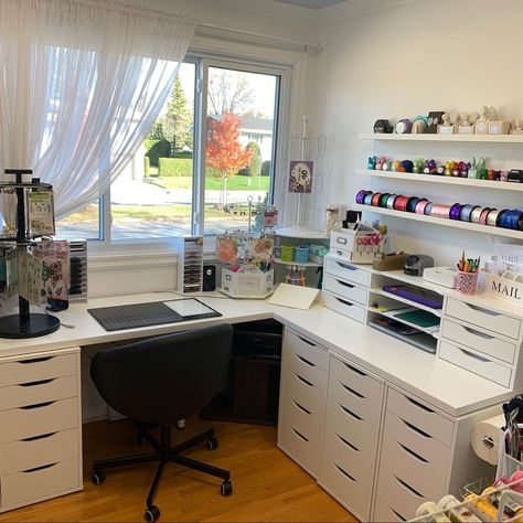 Diy Desk With Plastic Drawers, Cheap Craft Room Ideas, Home Office And Craft Room Combo, Organizing A Craft Room, Bedroom Design Modern Luxury, Ultimate Craft Room, Studio Seni, Office Craft Room Combo, Bedroom Design Modern