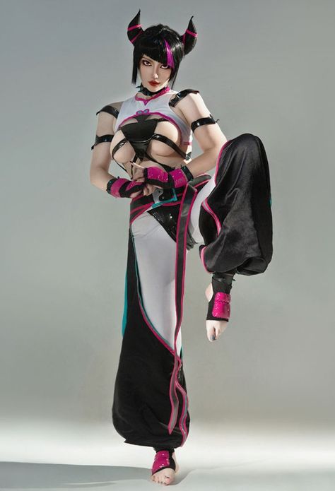 Juri Cosplay, Long To Short Haircut, Juri Street Fighter, Modele Fitness, Street Fighter Characters, Vest And Pants, Game Cosplay, Street Fighter Art, Female Pose Reference