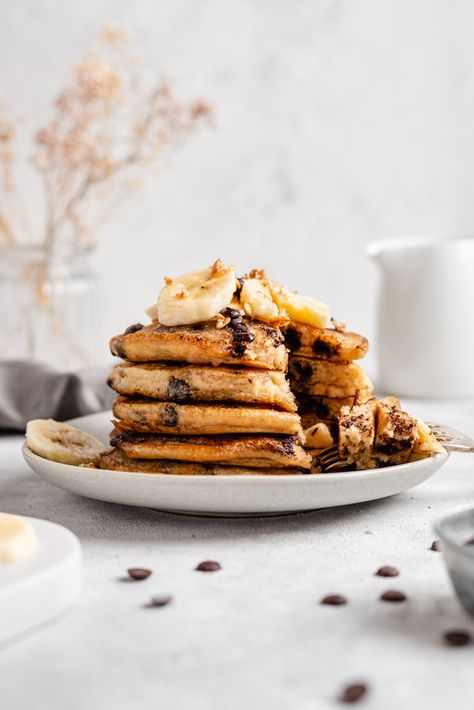 Fluffy Vegan Chocolate Chip Pancakes - Plantiful Bakery Vegan Chocolate Chip Pancakes, Vegan Chocolate Cookies, Fruit Pancakes, Vegan Breakfasts, Pancake Toppings, Brownie Cupcakes, Chocolate Chip Pancakes, Desserts Vegan, Vegan Pancakes