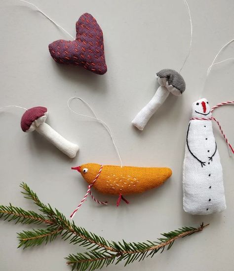 Bird Christmas Ornaments Diy, Summer Christmas Decor, Diy Tree Ornaments, Sewn Christmas Ornaments, Jul Diy, Felt Christmas Tree Decorations, Christmas Decs, Christmas Tree Snowman, Bird Christmas Ornaments