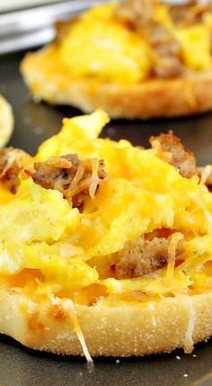 English Muffin Breakfast Pizza, English Muffin Breakfast, Muffin Breakfast, Pizza Lasagna, Ideas For Breakfast, English Muffins, English Breakfast, Breakfast Pizza, Breakfast Muffins