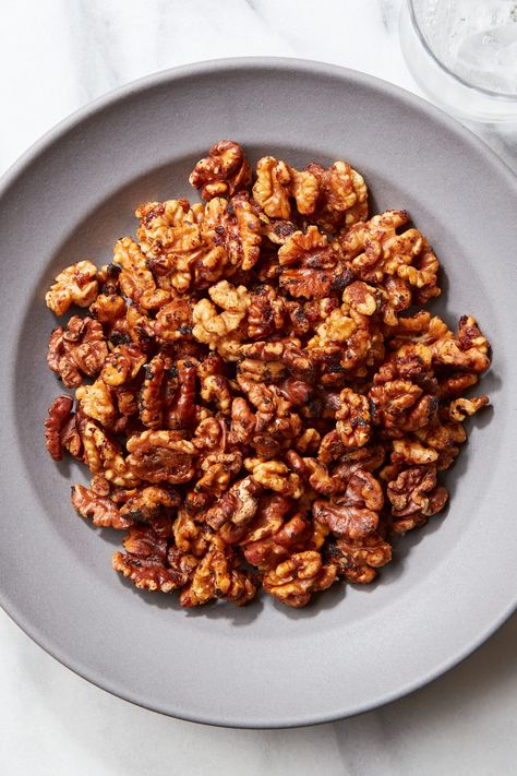 Pickled Walnuts, Nye Food, Caramelized Walnuts, Walnut Uses, Walnuts Recipe, Walnut Recipes, Holiday Dinner Party, Appetizer Ideas, Maple Pecan