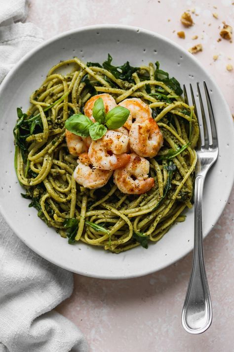 This basil-walnut pesto linguine pasta recipe is paired with shrimp and arugula. Simple, nutritious, and ready in 30 minutes! Recipe is dairy-free and can easily be made gluten-free. Shrimp Nutrition Facts, Lemon Linguine, Pesto Linguine, Walder Wellness, Basil Walnut Pesto, Shrimp Pesto Pasta, Fish Dinners, Pesto Recipes, Healthy Pesto