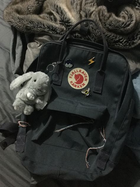 Kanken Bag Aesthetic, Fjallraven Kanken Aesthetic, Kanken Backpack Aesthetic, Kanken Style, Kanken Bag, Stylish School Bags, Inside My Bag, Looks Pinterest, Handbag Essentials