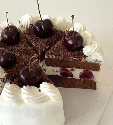 Shortcake Cake, Summer Baking, Black Forest Cake, Pretty Dessert, Forest Cake, Yummy Comfort Food, Pretty Birthday Cakes, Cute Desserts, Pretty Cakes