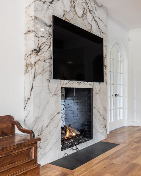 All ready for move-in! 🗝️  This home is a masterpiece of craftsmanship and luxury, where natural elements blend seamlessly to create an refined atmosphere.   Photo: @kennyrichardphoto Porcelain Slab Fireplace, Fireplace Upgrade, Statement Fireplace, Electric Fireplace Living Room, Goals Achieved, Granite Fireplace, Fireplace Redo, Room Fireplace, Marble Slabs