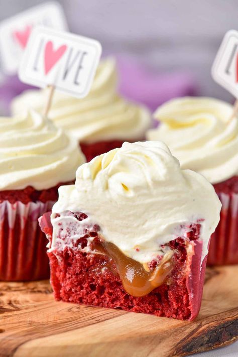 Red Velvet Caramel Cake, Red Velvet Cupcakes With Filling, Red Velvet Cupcake Filling Ideas, Filled Red Velvet Cupcakes, Caramel Cupcakes Recipe, Caramel Filling, Red Velvet Cupcake, Caramel Cupcakes, Seasonal Desserts