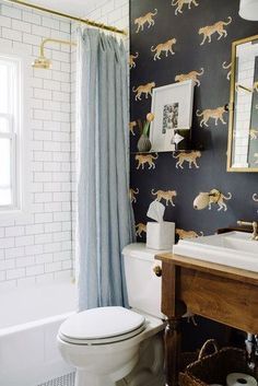 Casa Retro, Famous Interior Designers, Hemma Diy, Diy Casa, Funky Home Decor, Ideas Hogar, Retro Home Decor, Bath Tub, Easy Home Decor