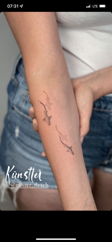 Simple Shark Tattoos For Women, Shark Fine Line Tattoo, Lemon Shark Tattoo, Fine Line Shark Tattoo, Hammerhead Tattoo, Simple Shark Tattoo, Hai Tattoo, Tattoo Time, Patchwork Ideas