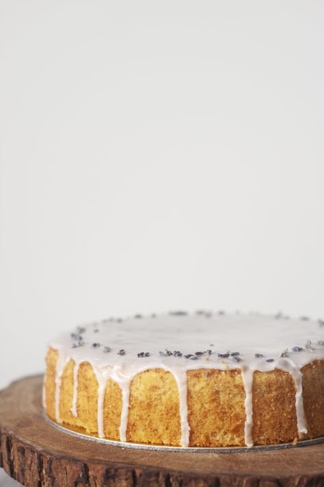 A comforting lemon cake perfumed with lavender blossoms. Slice and enjoy with a pot of Earl Grey ... Lavender Tea Cake, Cake With Blackberries, Lemon Tea Cake, Vegan Wedding Cake, Layered Cakes, Lavender Cake, Lavender Recipes, Lavender And Chamomile, Summer Baking