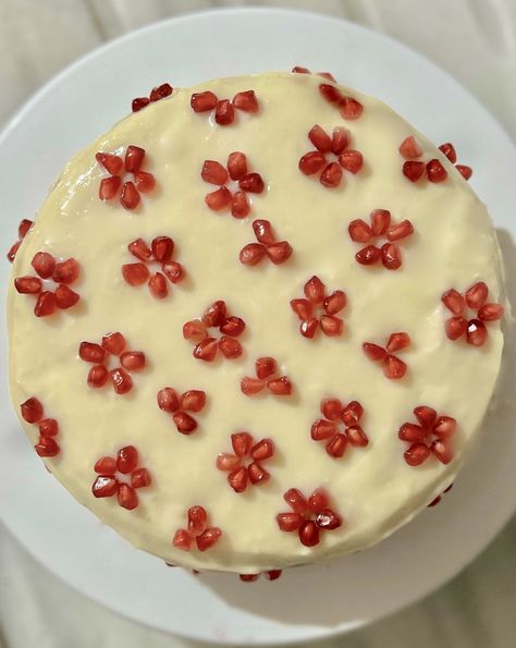 𝐍 (@nureylim) on X Pomegranate Cake, Pomegranate Flower, Cherry Cake, Pomegranate Seeds, Cake Chocolate, Cute Cakes, Flower Cake, Christmas Cake, Let Them Eat Cake