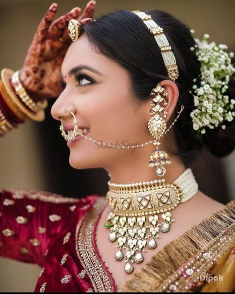 20+ Trending & Latest Sheeshpatti Designs Worn By Real Brides | ShaadiSaga Rajasthani Bride, Rajputi Jewellery, Bridal Jewellery Inspiration, Indian Bridal Photos, Wedding Lehenga Designs, Bridal Lehenga Collection, Indian Bridal Fashion, Head Jewelry, Indian Bridal Outfits