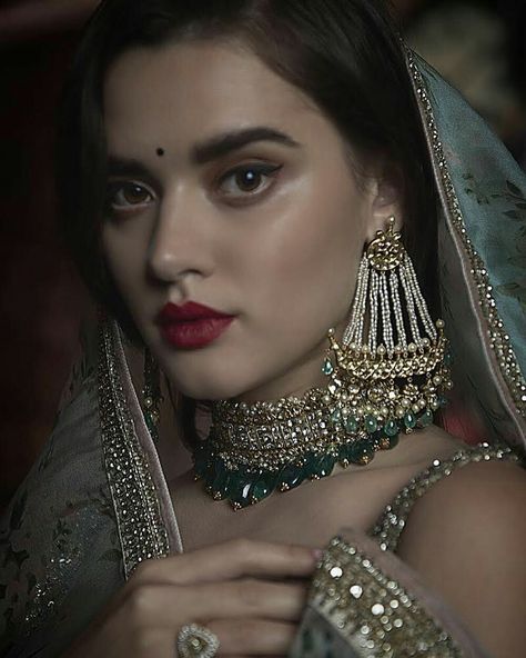 Eugeniya Belousova, Golden Lehenga, Long Blouse Designs, Bridal Jewellery Inspiration, Pakistani Bridal Jewelry, Afghan Wedding, Bridal Jewels, Sabyasachi Jewellery, Bridal Jewellery Design