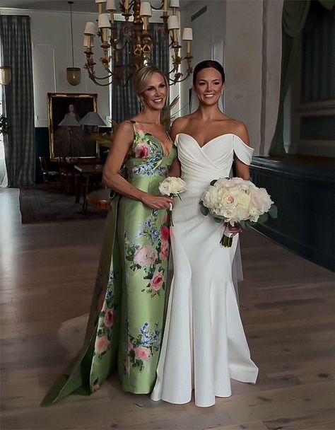 Mother Of The Bride Dresses For Spring Outdoor Wedding, Floral Print Mother Of The Bride Dresses, Unique Mother Of The Bride Dresses, Worst Wedding Dress, Wedding Dresses Ideas, Groom Party, Bridesmaid Photoshoot, Funny Bride, Flowers Birthday