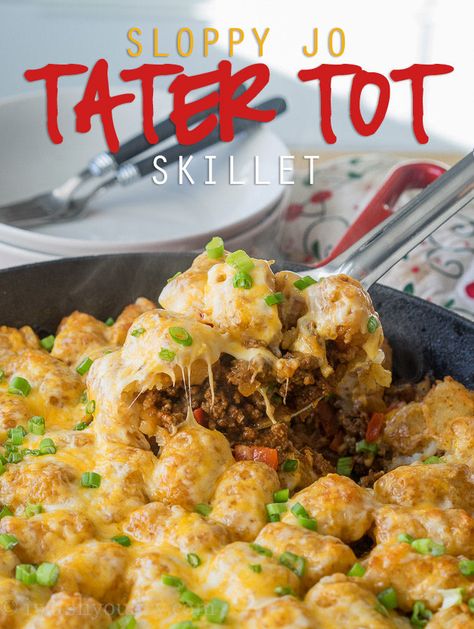 Comfort food and convenience come together in this super easy Sloppy Jo Tater Tot Skillet recipe! My whole family loved this one! Minestrone Slow Cooker, Tater Tot Skillet, Sloppy Joes Easy, Beef Casseroles, Ground Beef Stroganoff, Iron Skillet Recipes, Cast Iron Skillet Recipes, Pan Dinners, Hamburger Recipes