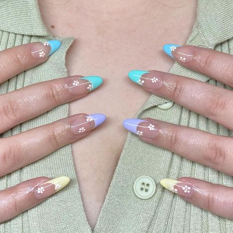 𝐍𝐀𝐈𝐋𝐒 𝐗 𝐌𝐈𝐂𝐇𝐄𝐋𝐋𝐄 on Instagram: “oh she’s springing 🤩🌷 • • • @beetlesgelpolish spring liners #nails #nailsofinstagram #nailsoftheday #nailsofig #nailsonfleek…” Opal Nail Polish, Spring Flower Nails, Kiss Nails Kit, Almond Press On Nails, Opal Nails, Handmade Makeup, Long Press On Nails, Medium Almond, Acrylic Nail Kit