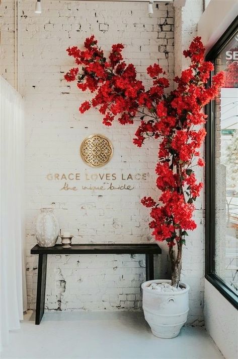 All White Boutique Interior, Romantic Salon Decor, Business Decoration Ideas, Instagram Worthy Backdrops, Red Salon Decor Ideas, Flower Store Design, Boutique Interior Ideas, Beauty Studio Decor, Plants Living Room