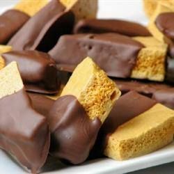 Try Sponge Toffee (Angel Food Candy)! You'll just need 1 cup white sugar, 1 cup dark corn syrup, 1 tablespoon vinegar, 1 tablespoon baking soda, 1 pound... Sponge Toffee Recipe, Angel Food Candy, Sponge Toffee, Honeycomb Recipe, Honeycomb Candy, Fairy Food, Toffee Recipe, Food Candy, Golden Syrup