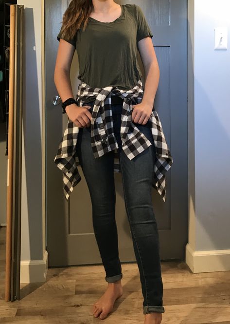 Flannel Tied Around Waist Outfit, Tie Around Waist Outfits, Flannel Around Waist Outfit, Shirt And Tank Top Outfit, Flannel Tied Around Waist, Leggings And Flannel Outfit, Flannel Around Waist, Black Flannel Outfit, Casual Outfit School