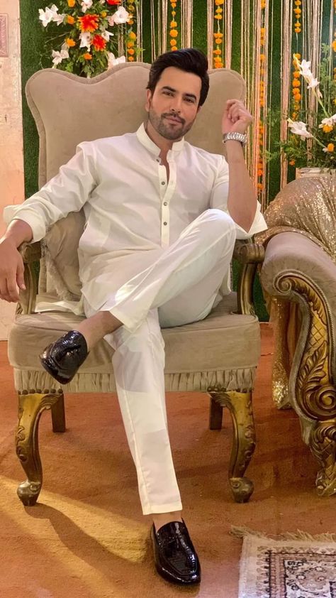 Indian Wedding Clothes For Men, Pakistani Kurta, Kurta Pajama Men, Cool Shirt Designs, Handsome Arab Men, Mens Kurta Designs, How To Read People, Arab Men, Mens Casual Dress Outfits