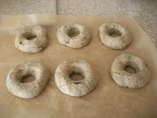 Spinach Bagel Recipe, Spinach Bagel, Spinach Bake, Plain Bagel, Cheese Bagels, Bagel Shop, Cinnamon Chips, Bagel Recipe, Cooking Guide