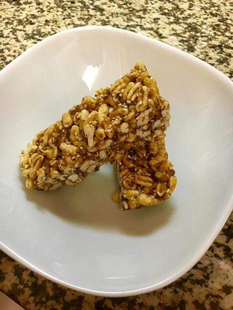 Chewy Puffed Cereal Bars: 3/4 cup dates 1/4cup agave 1/4 cup tahini butter 2 1/2 cups Kamut puffed cereal 1/4 cup walnuts 1/4 cup sesame seeds 1/4 cup of currants Alkaline Foods Dr Sebi, Alkaline Snacks, Dr Sebi Recipes Alkaline Diet, Dr Sebi Alkaline Food, Dr Sebi Recipes, Alkaline Vegan, Alkaline Diet Recipes, Vegan Granola, Diet Snacks