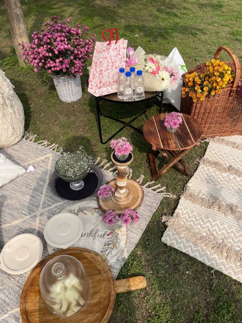 Aesthetic Picnic, Parisian Aesthetic, Picnic Ideas, Charcuterie Board, Flower Arrangement, Wicker Baskets, Flower Arrangements, Baskets, Table Decorations