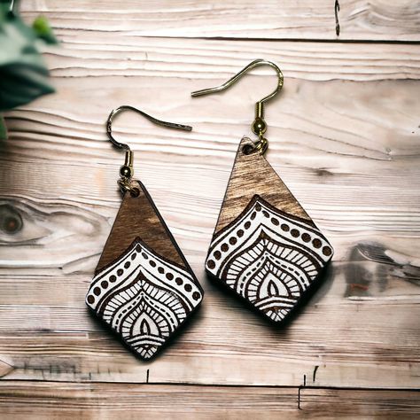 ✨ Embrace bohemian elegance with our handcrafted wooden earrings from The Wandering Path, adorned with intricate engravings and finished in crisp white paint. 🌼 Meticulously designed, each pair captures the essence of boho charm with detailed engravings highlighted by a clean and fresh white hue. 🌿 Perfect for those who seek a touch of bohemian sophistication in their accessories. 🎁 Gift these artisanal earrings to friends or keep them as a stylish expression of your love for boho-inspired be Boho Christmas Earrings, Laser Jewelry, Afro Styles, Wood Jewelry Diy, Crafty Jewelry, Wood Dangle Earrings, Laser Engraved Ideas, Boho Chic Earrings, Earring Designs