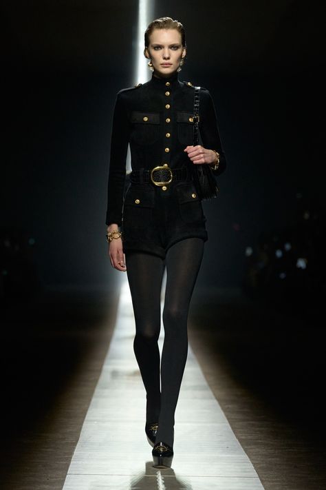 Tom Ford Fall 2024 Ready-to-Wear Collection Velvet Playsuit, Runway 2024, Tom Ford Jeans, Catwalk Collection, Fashion D, Early Fall Outfit, Model Look, Preppy Outfit, All Black Outfit