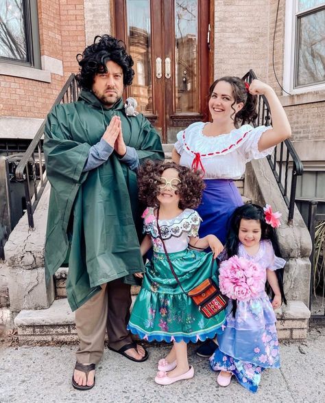 Disney Family Halloween Costumes, Disney Family Costumes, Family Halloween Costume Ideas, Family Halloween Costume, Ariel Costumes, Fantasia Disney, Scary Halloween Costumes, Halloween Costumes Friends, Costume Themes