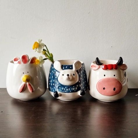 Fun Ceramics, Mini Plant Pots, Sculpture Art Clay, Ceramic Wall Decor, Handmade Ceramics Pottery, Flower Pot Crafts, Garden Pottery, Animal Mugs, Diy Pottery