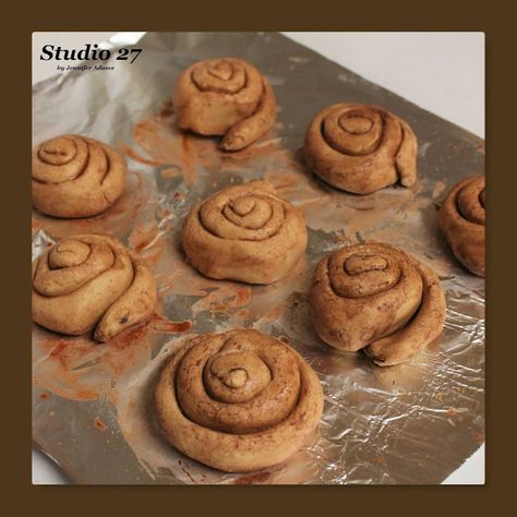 Decorative Cinnamon Rolls Fake Cinnamon Rolls, Faux Pies, Food Props Diy, Fake Bread, Faux Desserts, Pumpkin People, Diy Cinnamon, Simmer Pot Recipes, Salt Dough Recipe